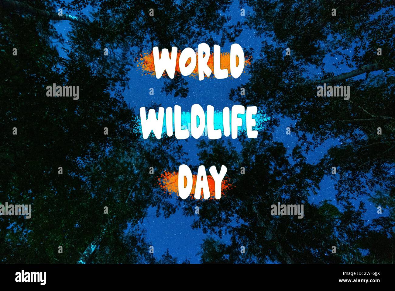 Il World Wildlife Day è decorato su uno sfondo di lussureggianti cime degli alberi che raggiungono un cielo sereno e azzurro. Foto Stock