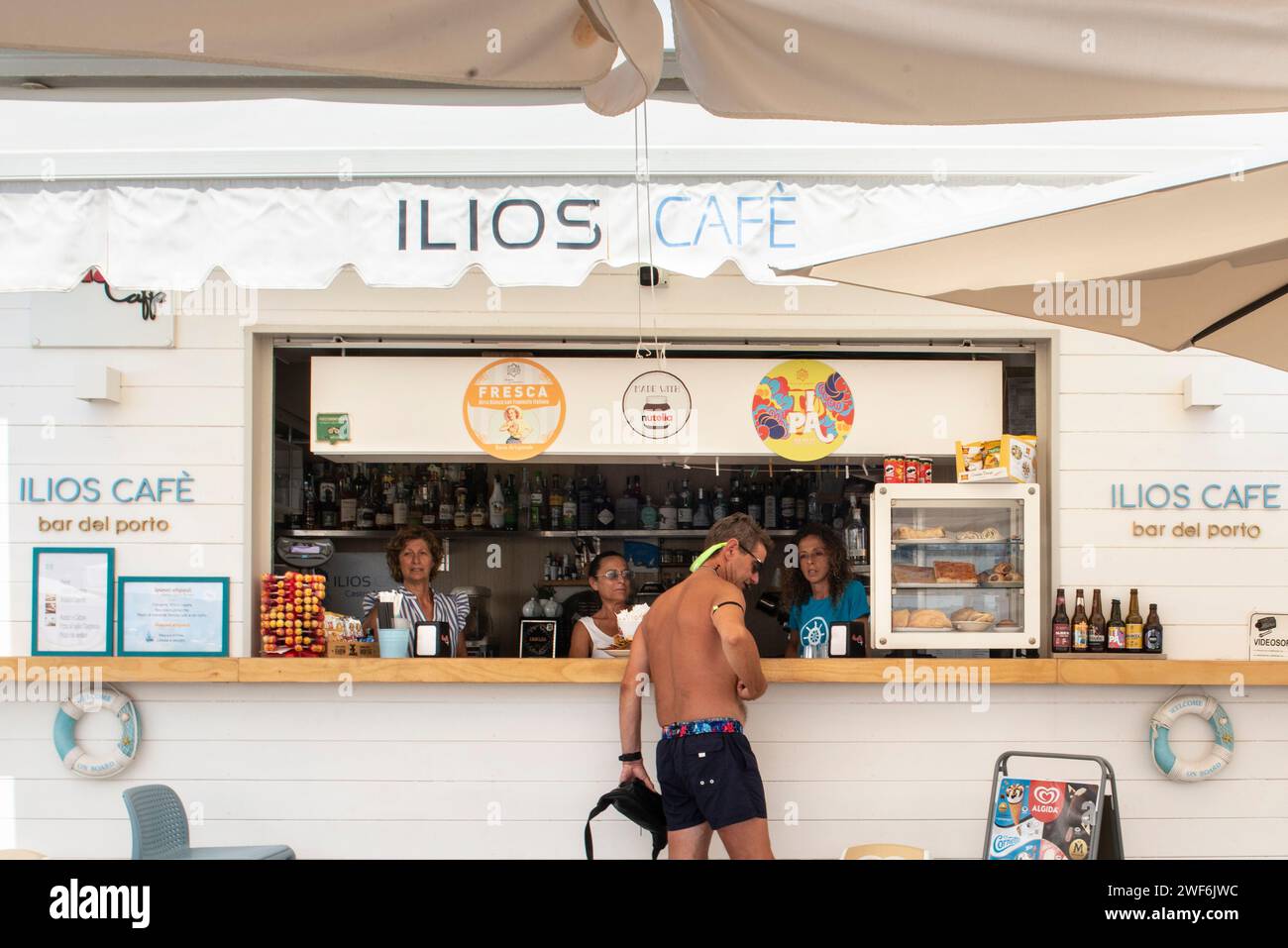 Turista all'Ilios Cafè al porto di Castro Marina, Salento, Puglia, Italia Foto Stock