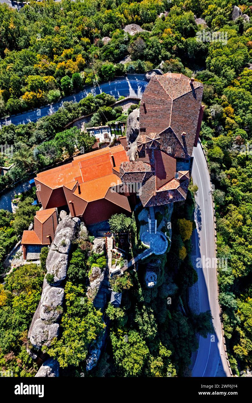 Vista dall'alto del monastero di Roussanou (Santa Barbara), Meteora, Trikala, Tessaglia, Grecia. Foto Stock