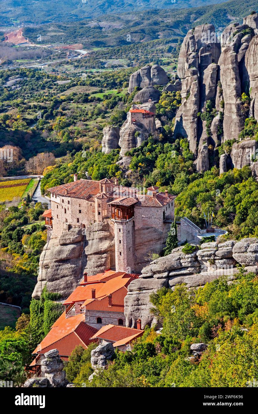 Monasteri di Meteora, monastero di Roussanou (di fronte), monastero di Anapafsa (di dietro), Trikala, Tessaglia, Grecia. Foto Stock