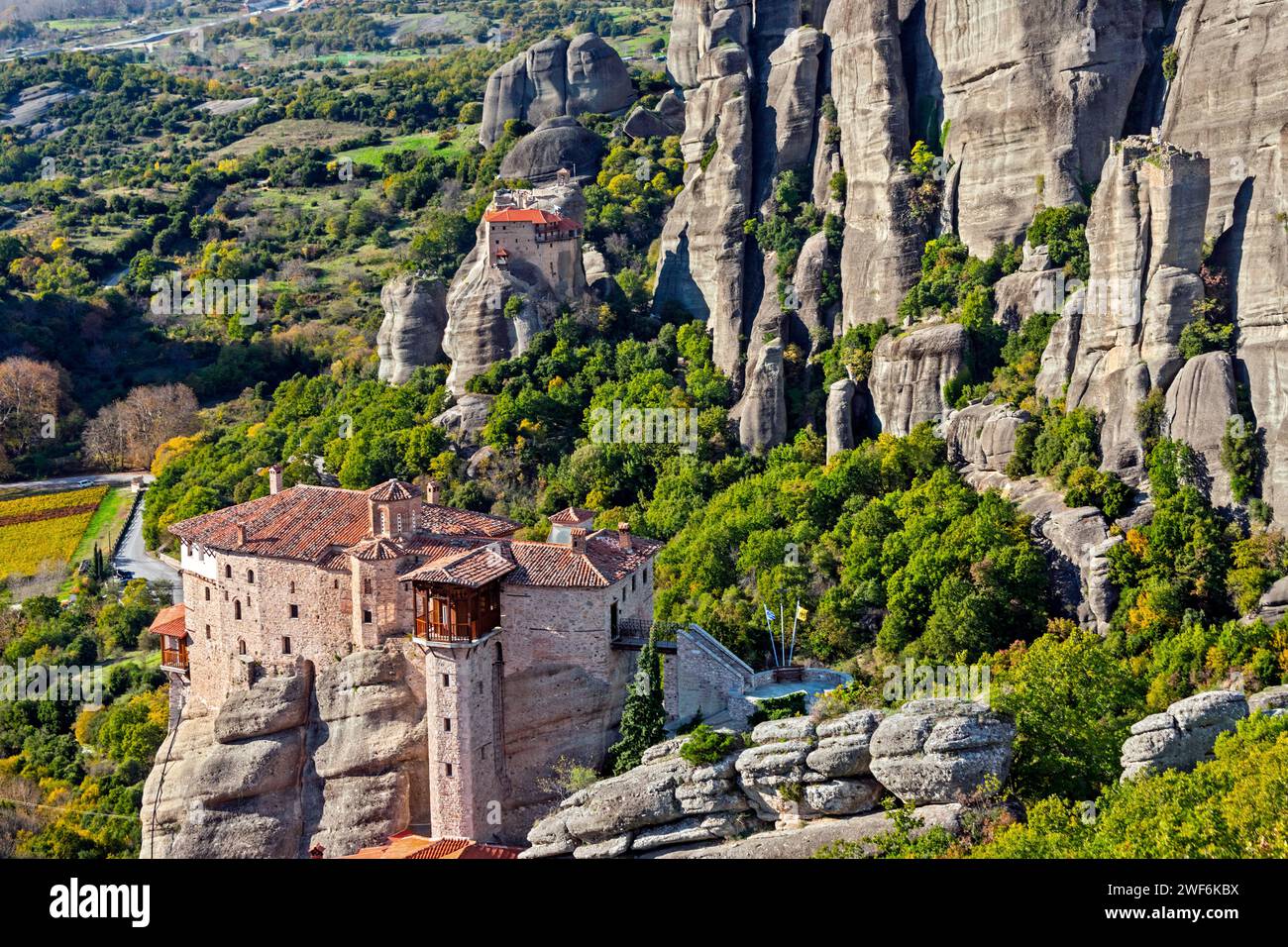 Monasteri di Meteora, monastero di Roussanou (di fronte), monastero di Anapafsa (di dietro), Trikala, Tessaglia, Grecia. Foto Stock