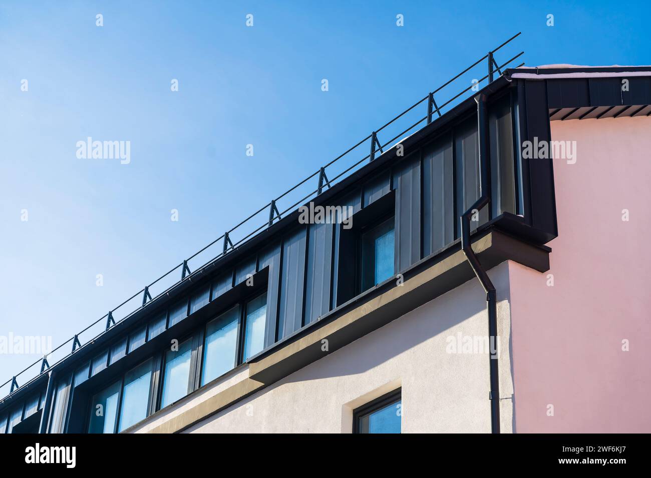 Rivestimento della facciata in metallo con pannelli in alluminio scuro. Facciata e tetto moderni. Foto di alta qualità Foto Stock