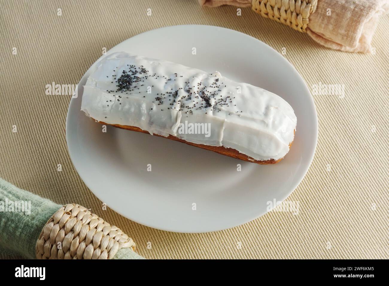 Delicious Harmony: Una ciambella celeste incoronata su un luccicante piatto bianco Foto Stock