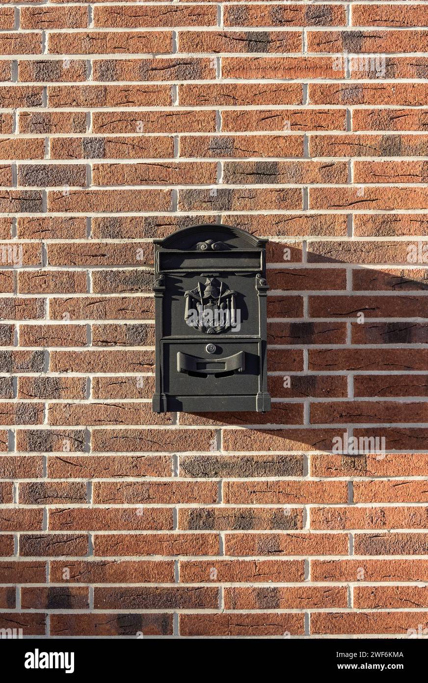 Cassetta postale vintage su un muro di mattoni a casa. Foto di alta qualità Foto Stock