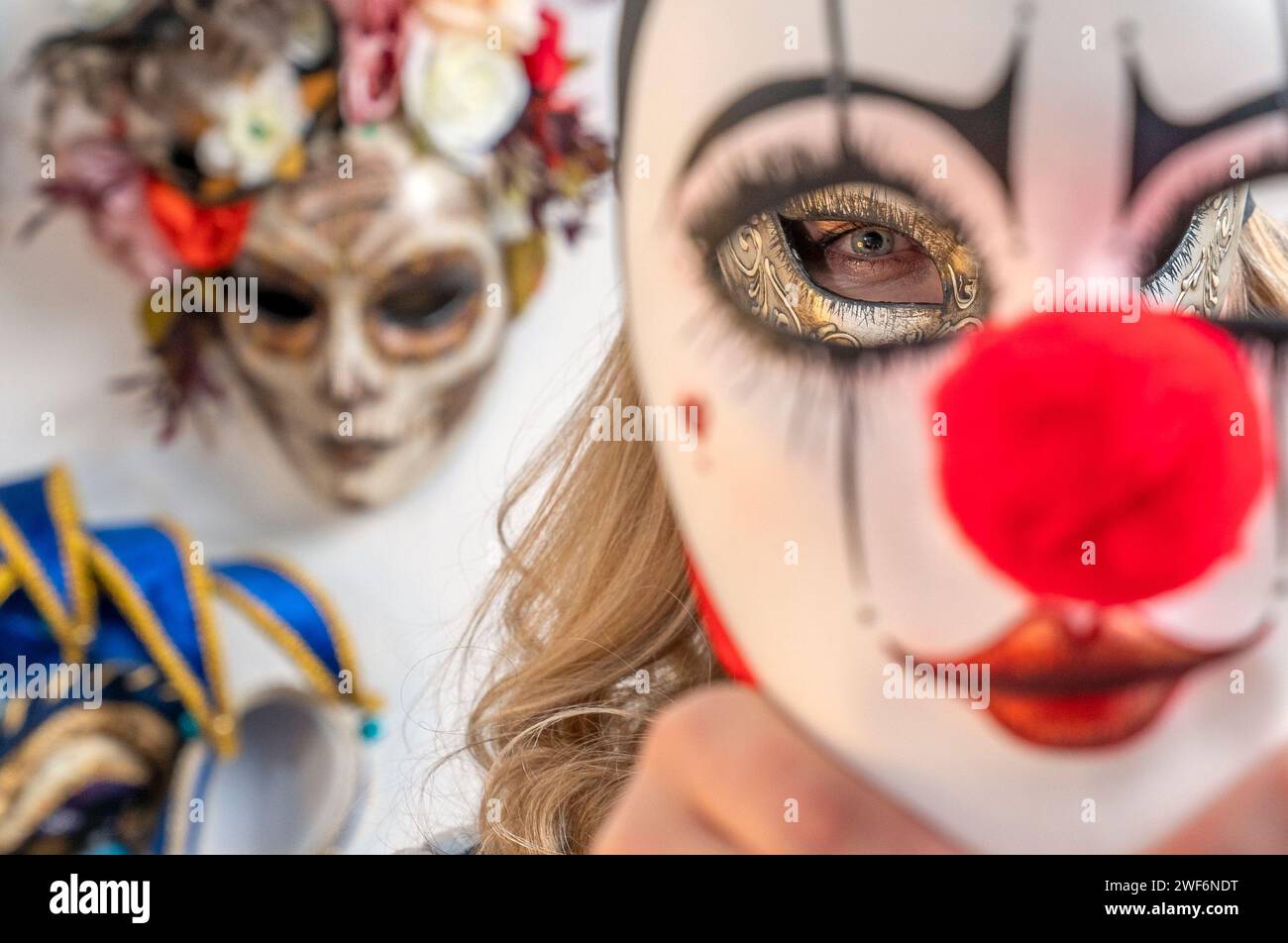 Lorraine Pritchard, creatrice di maschere di Edimburgo, insieme ad alcune delle sue maschere veneziane, che saranno indossate ed esposte al Carnevale di Venezia, che inizia sabato 3 febbraio. Lorraine ha studiato modellismo al Glasgow College of Building and Printing e alla Venetian mask making a Firenze. Si reca a Venezia ogni anno per essere una "maschera", indossando maschere diverse che ha progettato come una mostra dal vivo del suo lavoro. Data foto: Domenica 28 gennaio 2024. Foto Stock