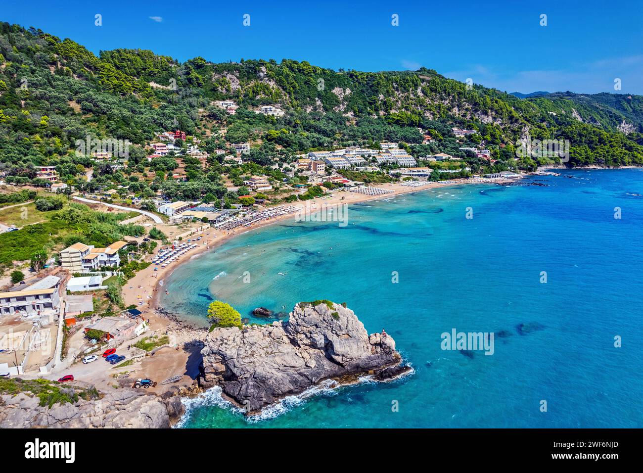 Vista aerea della spiaggia di Kontogialos, dell'isola di Corfù, del Mar Ionio e della Grecia. Foto Stock