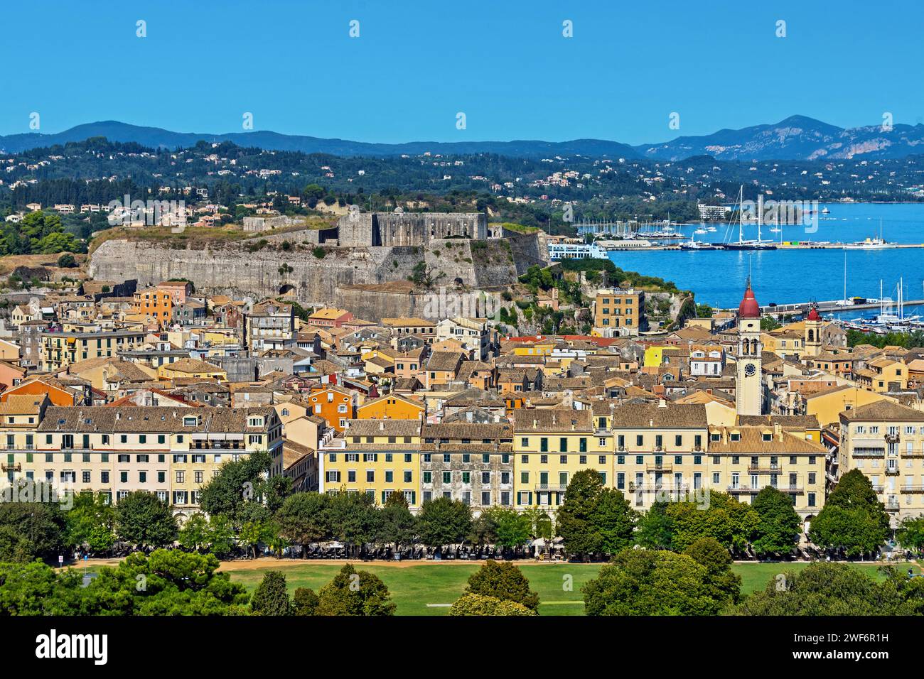 Vista della città vecchia di Corfù dalla Fortezza Vecchia. Sullo sfondo la Fortezza. Isola di Corfù, mar Ionio, Grecia. Foto Stock