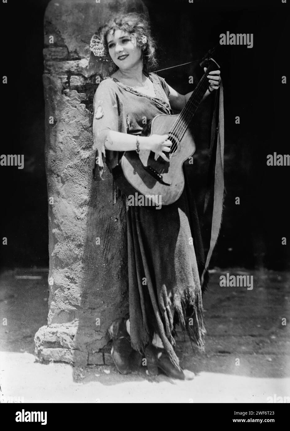 Acrtress e star di Hollywood, Mary Pickford che suona la chitarra, c 1925 Foto Stock