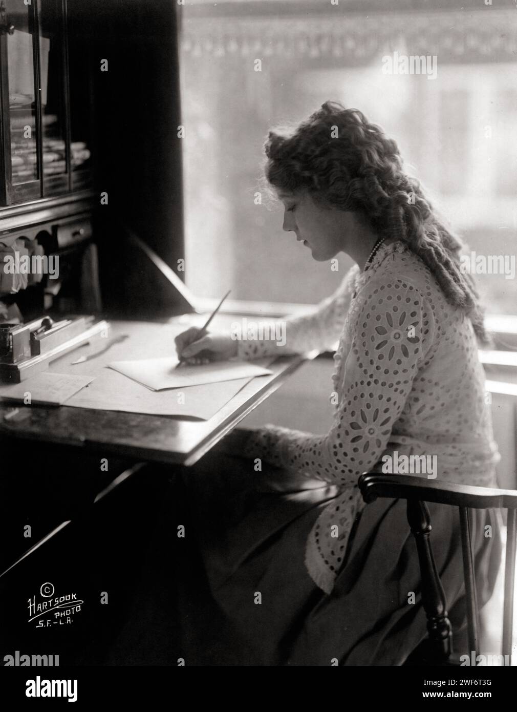 Mary Pickford scrive a una scrivania - Hartsook Photo, fotografo, 1918 Foto Stock