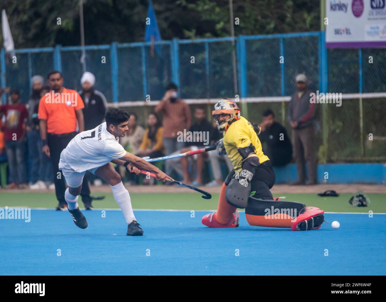 La marina indiana vince la 125a edizione del torneo di hockey Beighton Cup a Calcutta sconfiggendo Indian Oil per rigore in finale. Entrambe le squadre sono state pareggiate 2-2 dopo il tempo del regolamento. Nella sparatoria, la squadra della Marina ha prevalso 3-2. India Navy 2 (Sushil Dhanwar, Akib Rahim) ha battuto Indian Oil 2 (Gurjinder Singh-2) con una sparatoria di rigore [Indian Navy 3 (Prashant, Yogesh Singh, Kuldeep) bt Indian Oil 2 (Affan Yusuf, Ankit Pal). La Beighton Cup (nota anche come Coal India Beighton Cup per motivi di sponsorizzazione) è un torneo di hockey su prato organizzato dall'Hockey Bengal (precedentemente Bengal Hocke Foto Stock