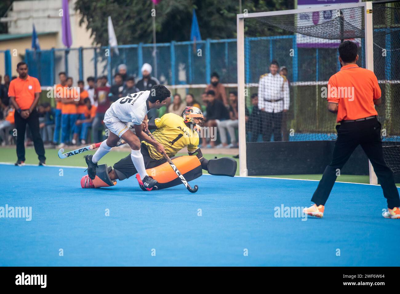 La marina indiana vince la 125a edizione del torneo di hockey Beighton Cup a Calcutta sconfiggendo Indian Oil per rigore in finale. Entrambe le squadre sono state pareggiate 2-2 dopo il tempo del regolamento. Nella sparatoria, la squadra della Marina ha prevalso 3-2. India Navy 2 (Sushil Dhanwar, Akib Rahim) ha battuto Indian Oil 2 (Gurjinder Singh-2) con una sparatoria di rigore [Indian Navy 3 (Prashant, Yogesh Singh, Kuldeep) bt Indian Oil 2 (Affan Yusuf, Ankit Pal). La Beighton Cup (nota anche come Coal India Beighton Cup per motivi di sponsorizzazione) è un torneo di hockey su prato organizzato dall'Hockey Bengal (precedentemente Bengal Hocke Foto Stock