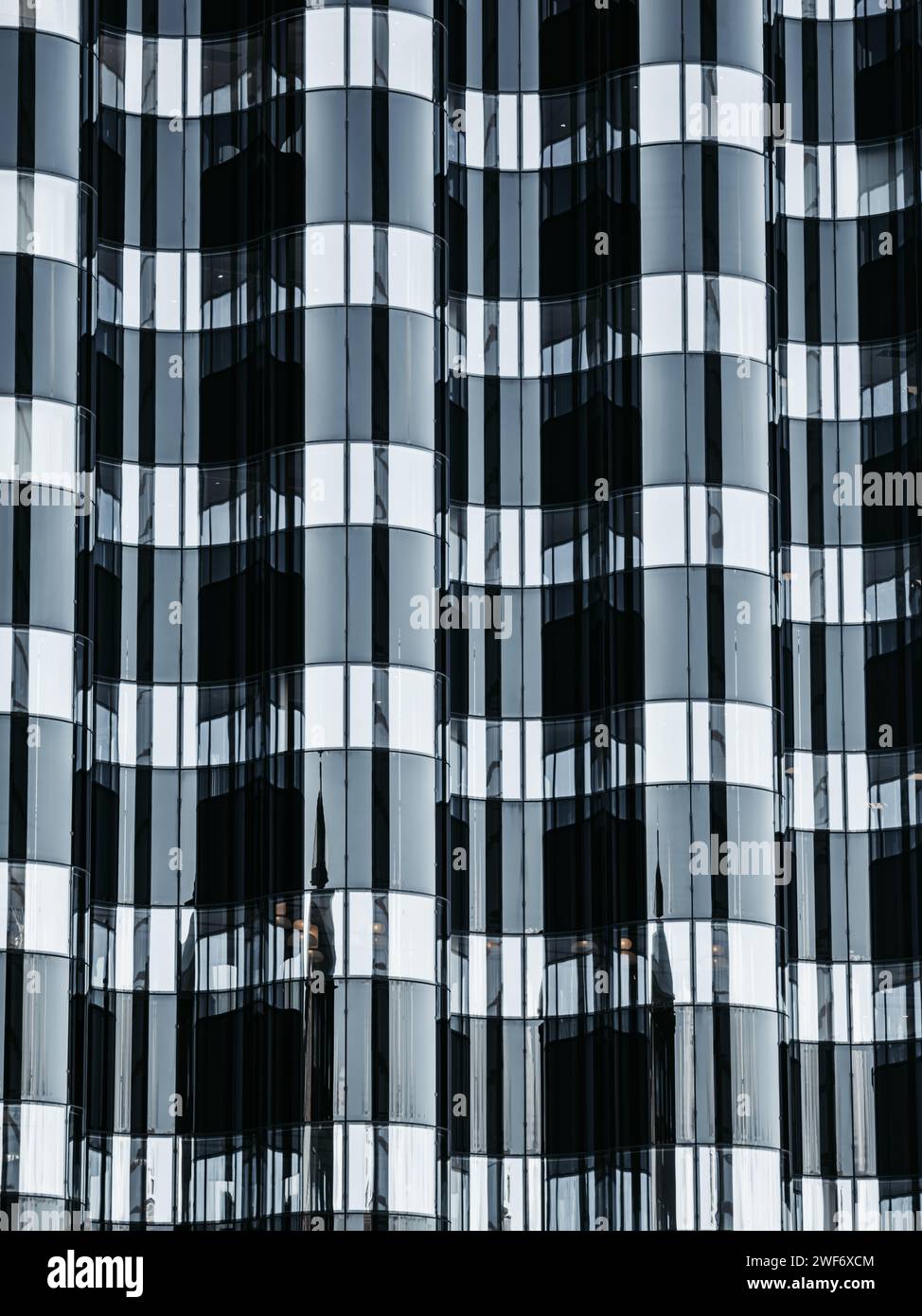 Questa foto cattura un primo piano dettagliato di un grattacielo moderno e torreggiante nella vivace zona del centro di Gothenburg Foto Stock