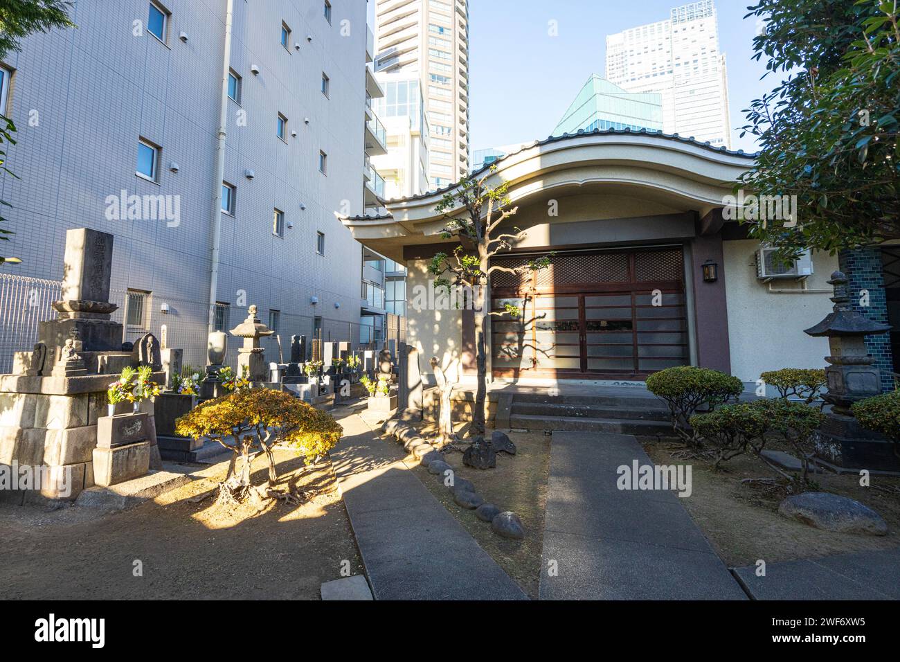 Tokyio, Giappone. Gennaio 2024. Il piccolo cimitero del Tempio buddista Hoanji, nel centro della città Foto Stock