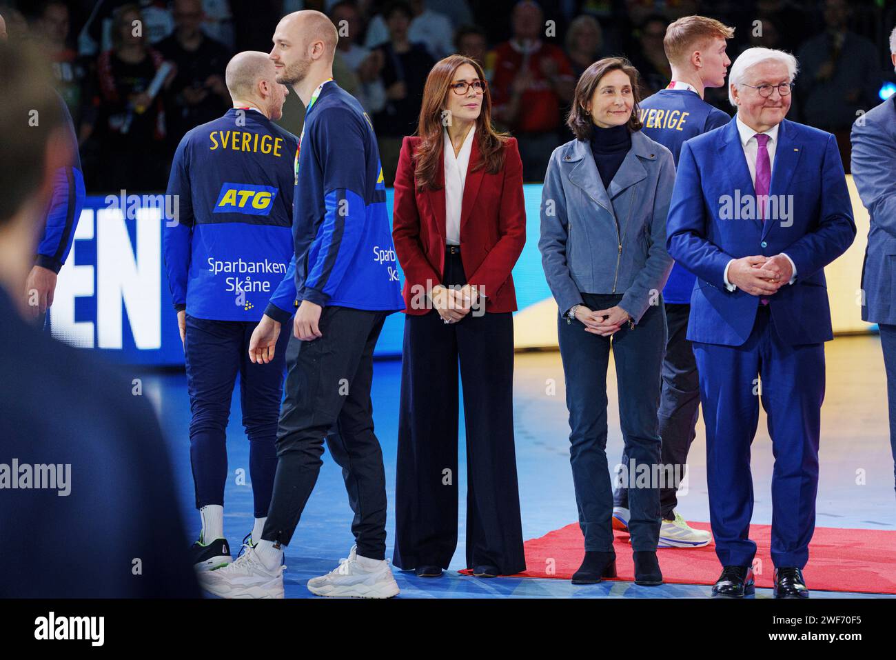 Denmarks Queen Mary, Frances Minister Amélie Oudéa-Castéra e Germanys President Frank-Walter Steinmeier dopo la finale tra Danimarca e Francia alla Lanxess Arena di Colonia, domenica 28 gennaio 2024 Foto Stock