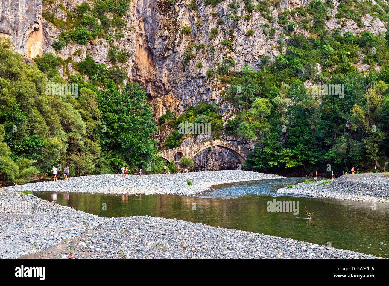 Gente che nuota sul fiume Venetikos, vicino al ponte e al canyon di Portitsa, vicino al villaggio di Spilaio, Grevena, Macedonia occidentale, Grecia. Foto Stock