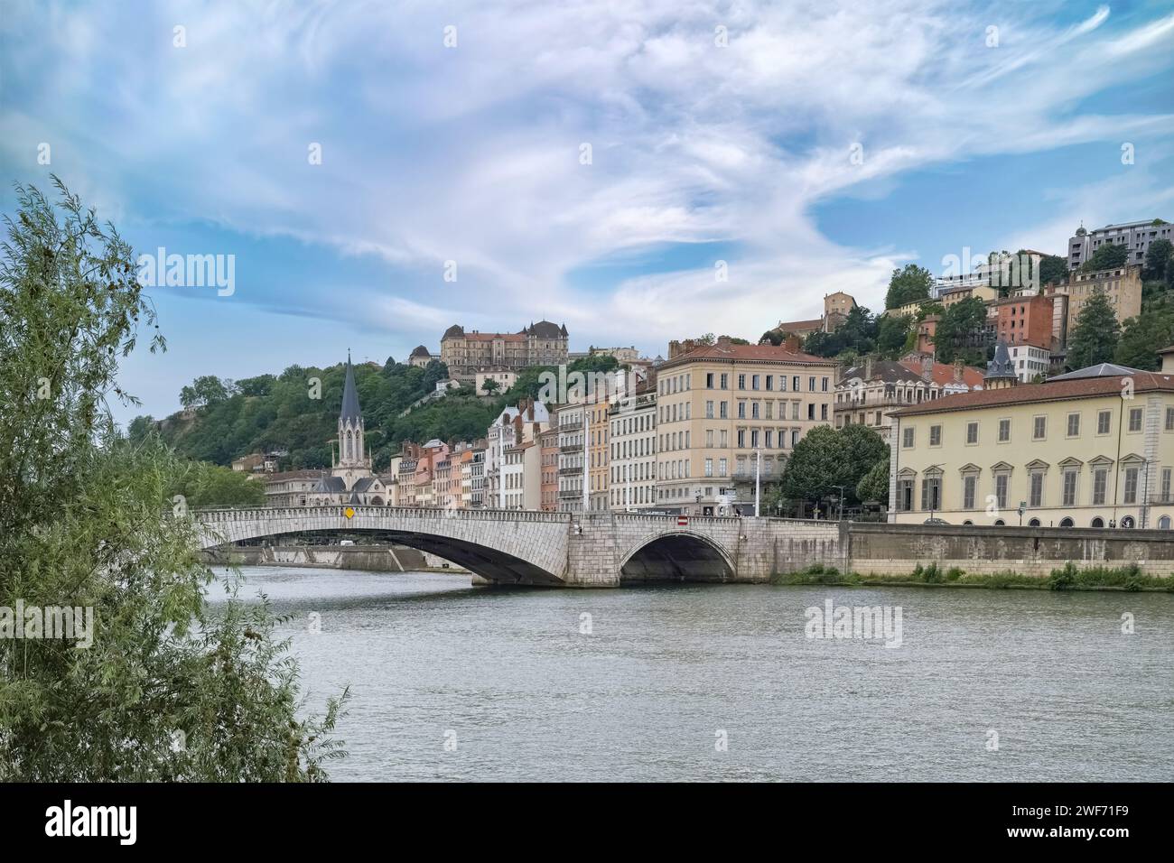 Gli splendidi edifici e il fiume di Lione, in Francia Foto Stock