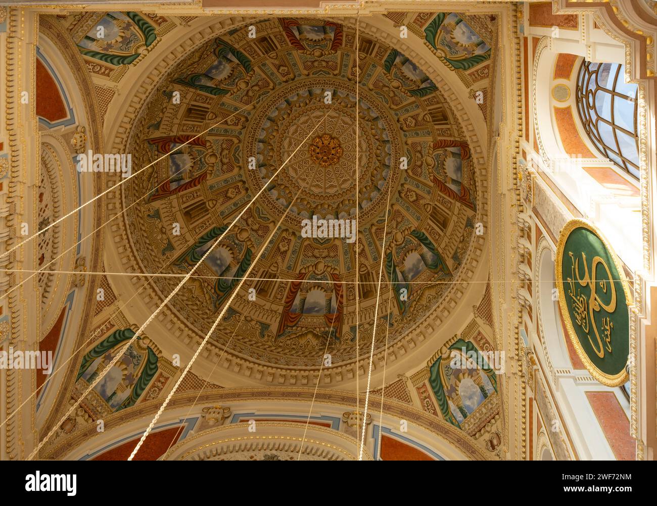 Istanbul, Turchia, 12.01.2023: Cupola della Moschea Ortakoy o Moschea Buyuk Mecidiye (Ortaköy Camii). Foto di sfondo dell'architettura islamica. Eredità islamica Foto Stock