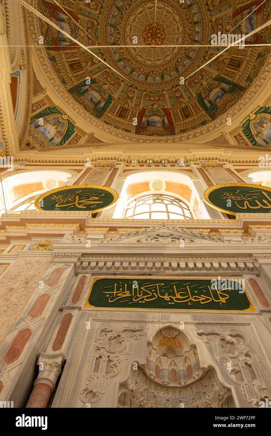 Istanbul, Turchia, 12.01.2023: Cupola della Moschea Ortakoy o Moschea Buyuk Mecidiye (Ortaköy Camii). Foto di sfondo dell'architettura islamica. Eredità islamica Foto Stock
