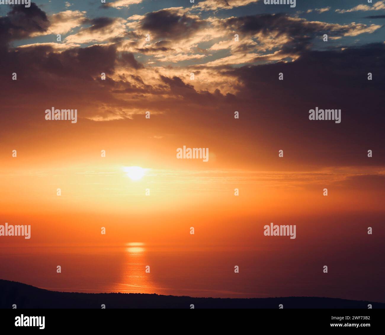 Le calme acque del Mediterraneo durante il tramonto dorato Foto Stock