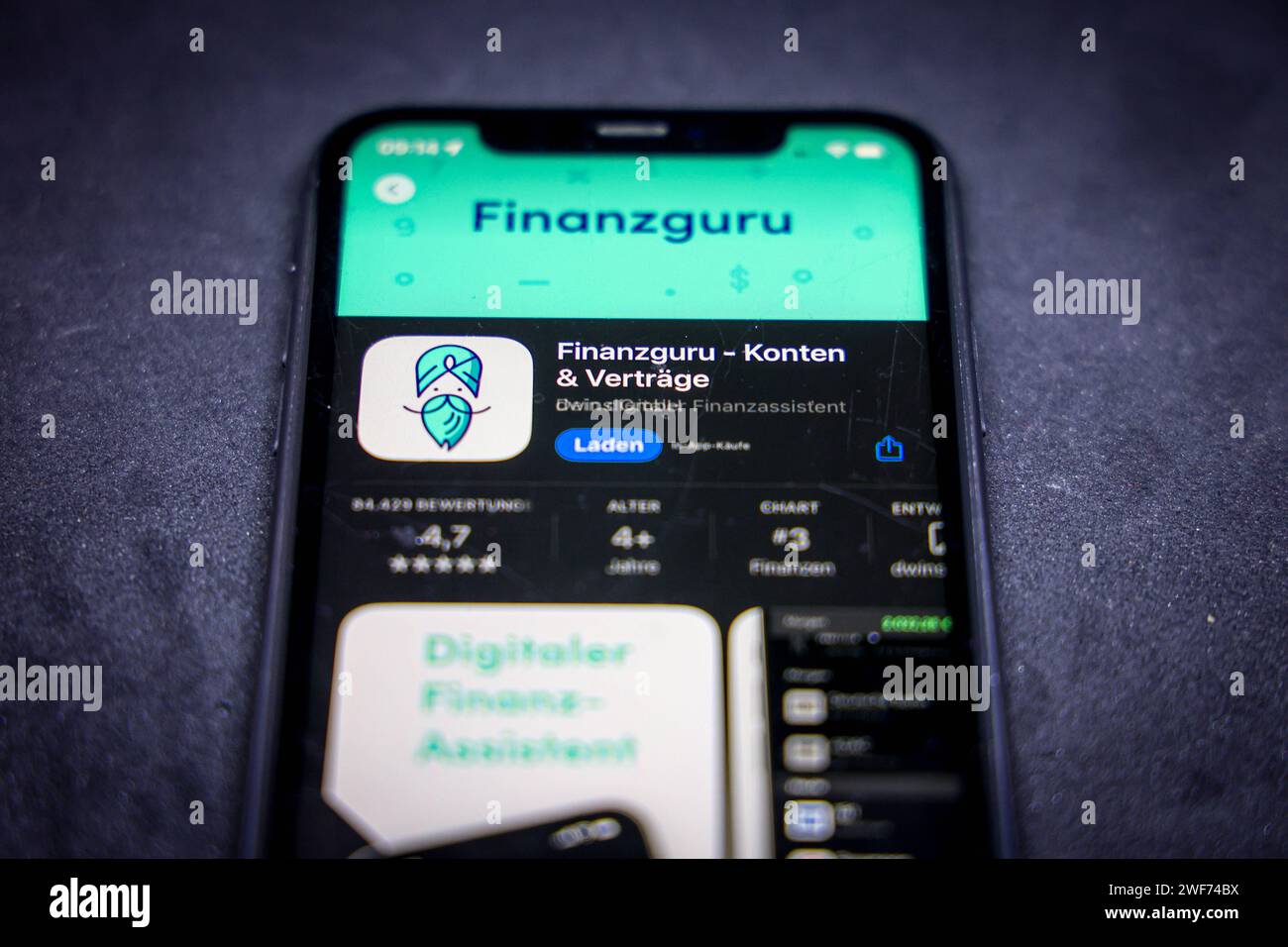 Apple App Store auf einem iPhone. Essentials, LE 10 MIGLIORI app di Finanz. Finanzguru - Konten & Verträge. // 29.01.2024 Foto Stock