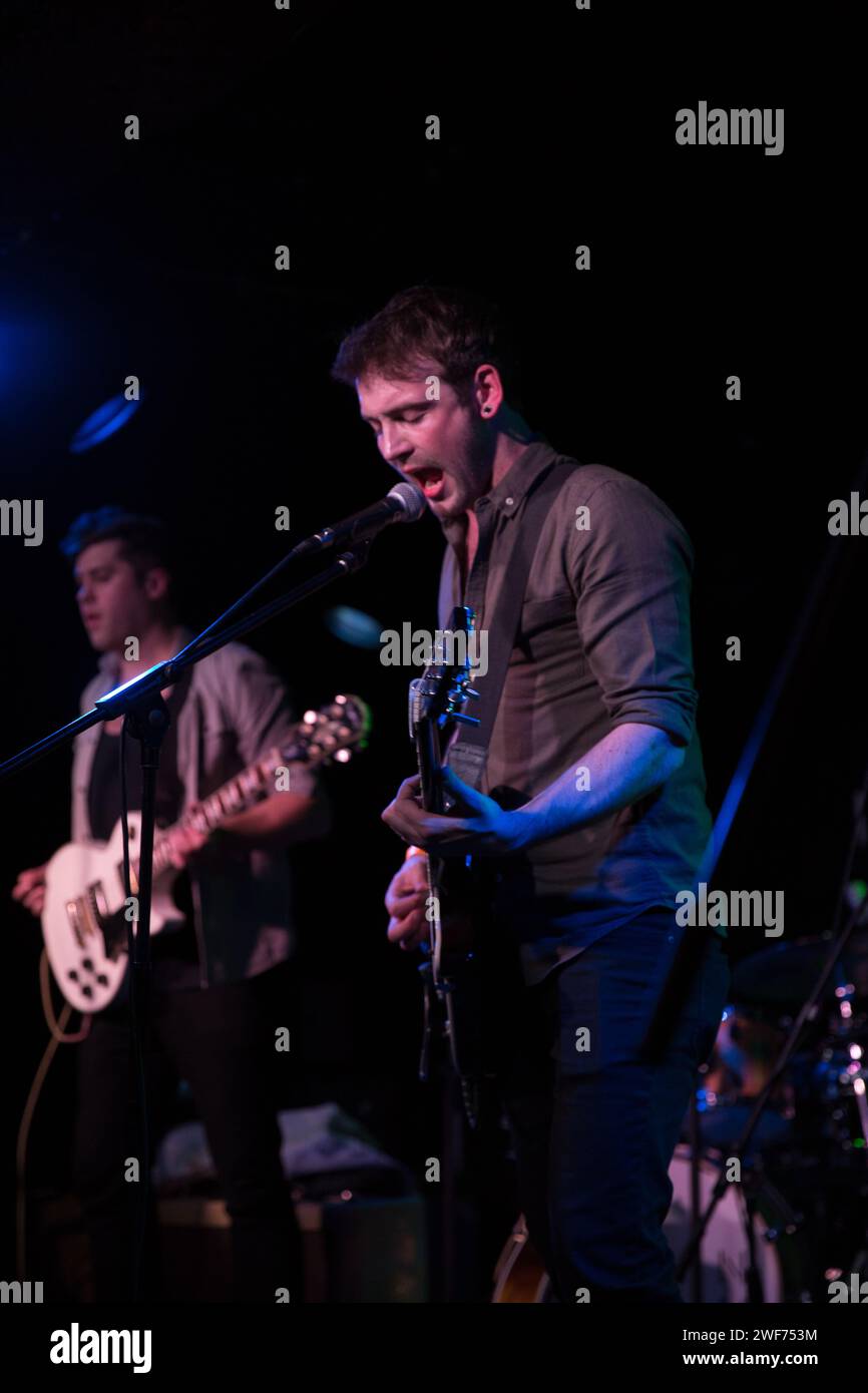 Gary Nelson, cantante dei Reveurs che si esibisce dal vivo alla Manchester Academy il 19 aprile 2014 Foto Stock