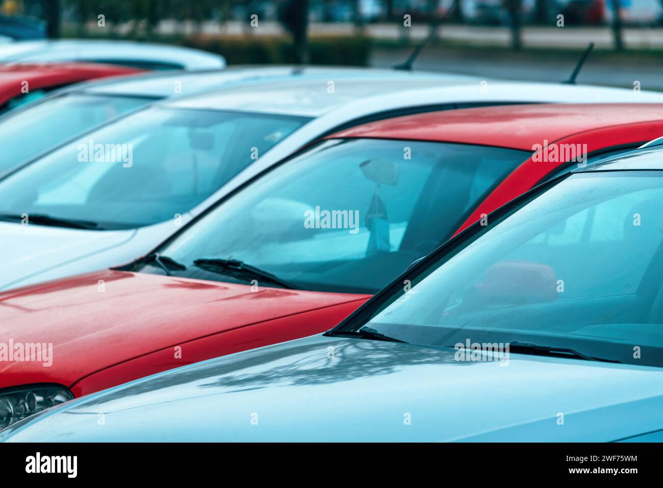 Un sacco di auto nel parcheggio su strada, ambiente urbano affollato, attenzione selettiva Foto Stock