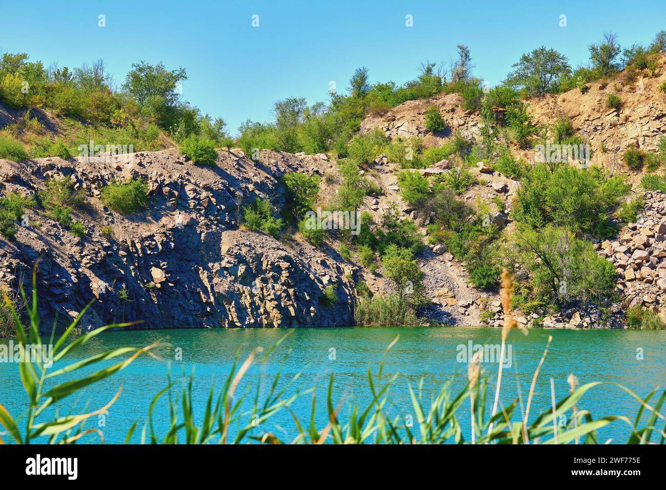 Vecchio lago di cava abbandonato riempito di acqua smeraldo con radon Foto Stock