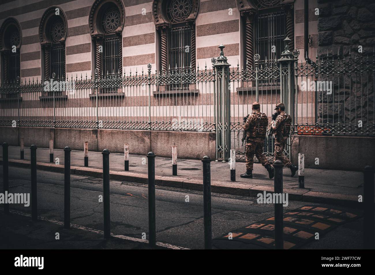 Due militari italiani mimetizzati in servizio fuori dalla storica sinagoga ebraica di Torino nel quartiere di San Salvario. Foto Stock