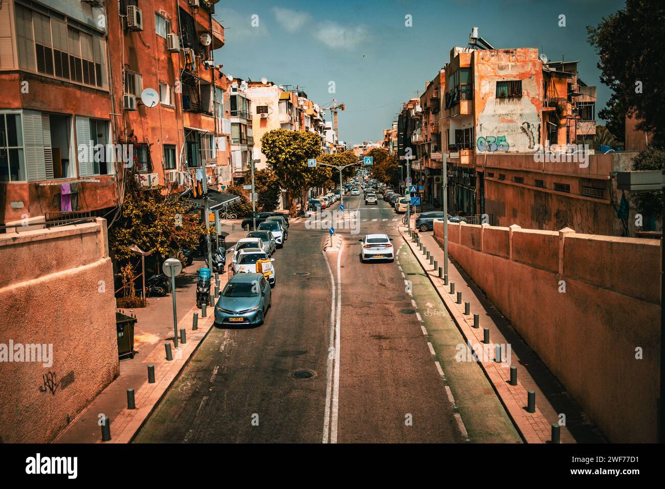 Una vecchia strada a Jaffa, Israele, che mette in risalto la bellezza rustica di questa antica città portuale. Foto Stock