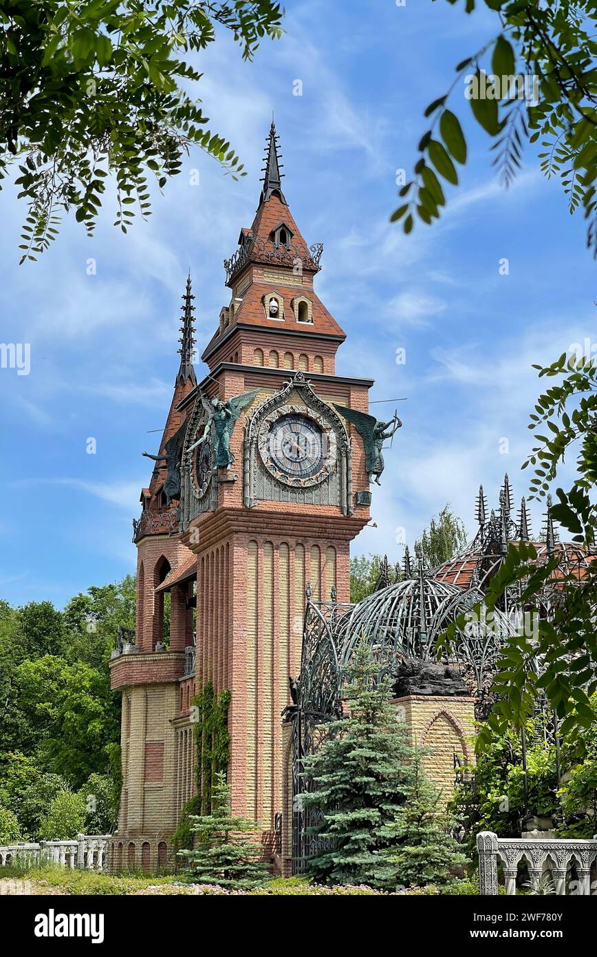 Unica torre dell'orologio contro il cielo blu Foto Stock
