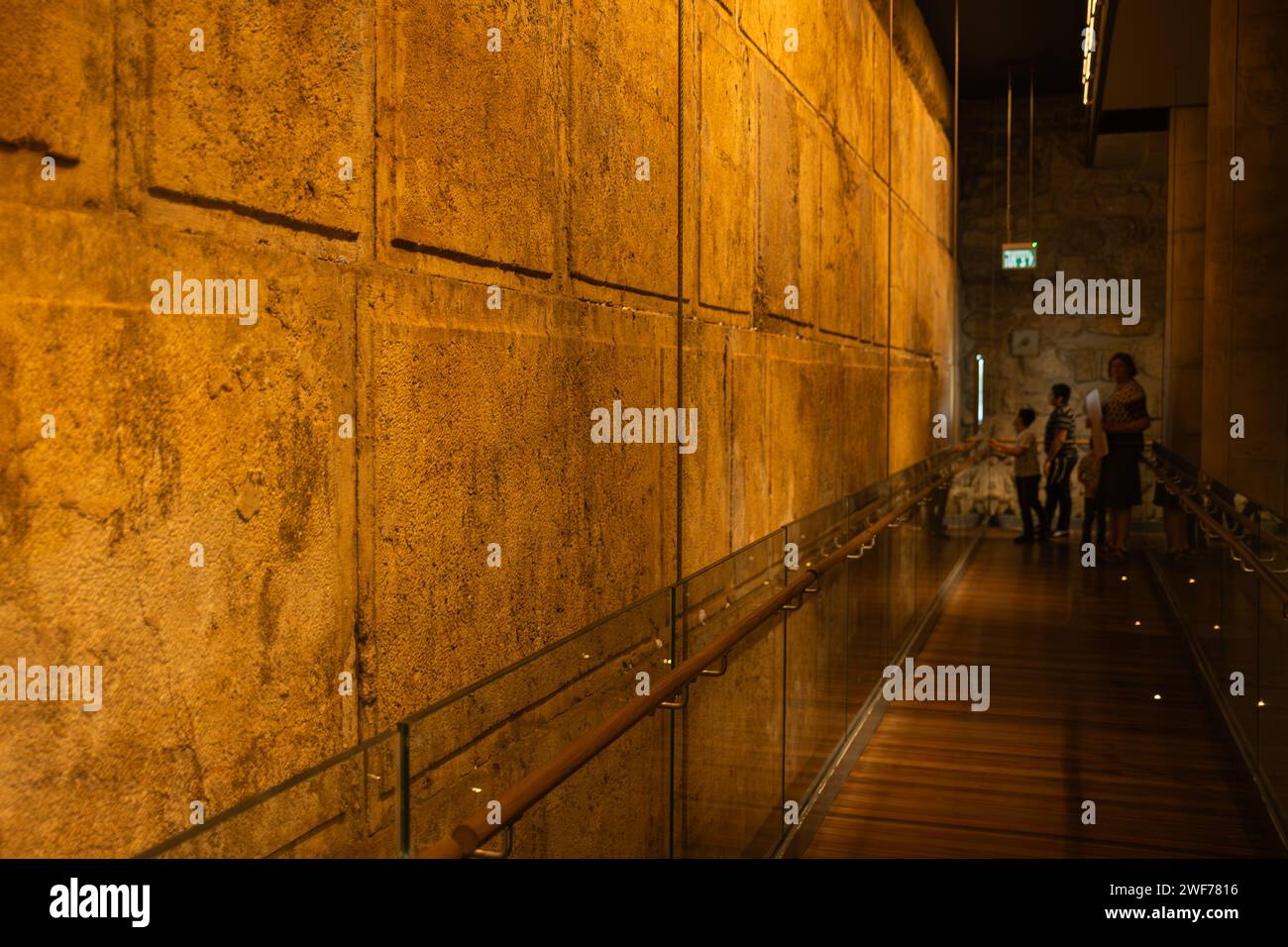 I turisti camminano attraverso i corridoi dei tunnel del muro Occidentale, un sito immerso nella storia sotto Gerusalemme. Foto Stock