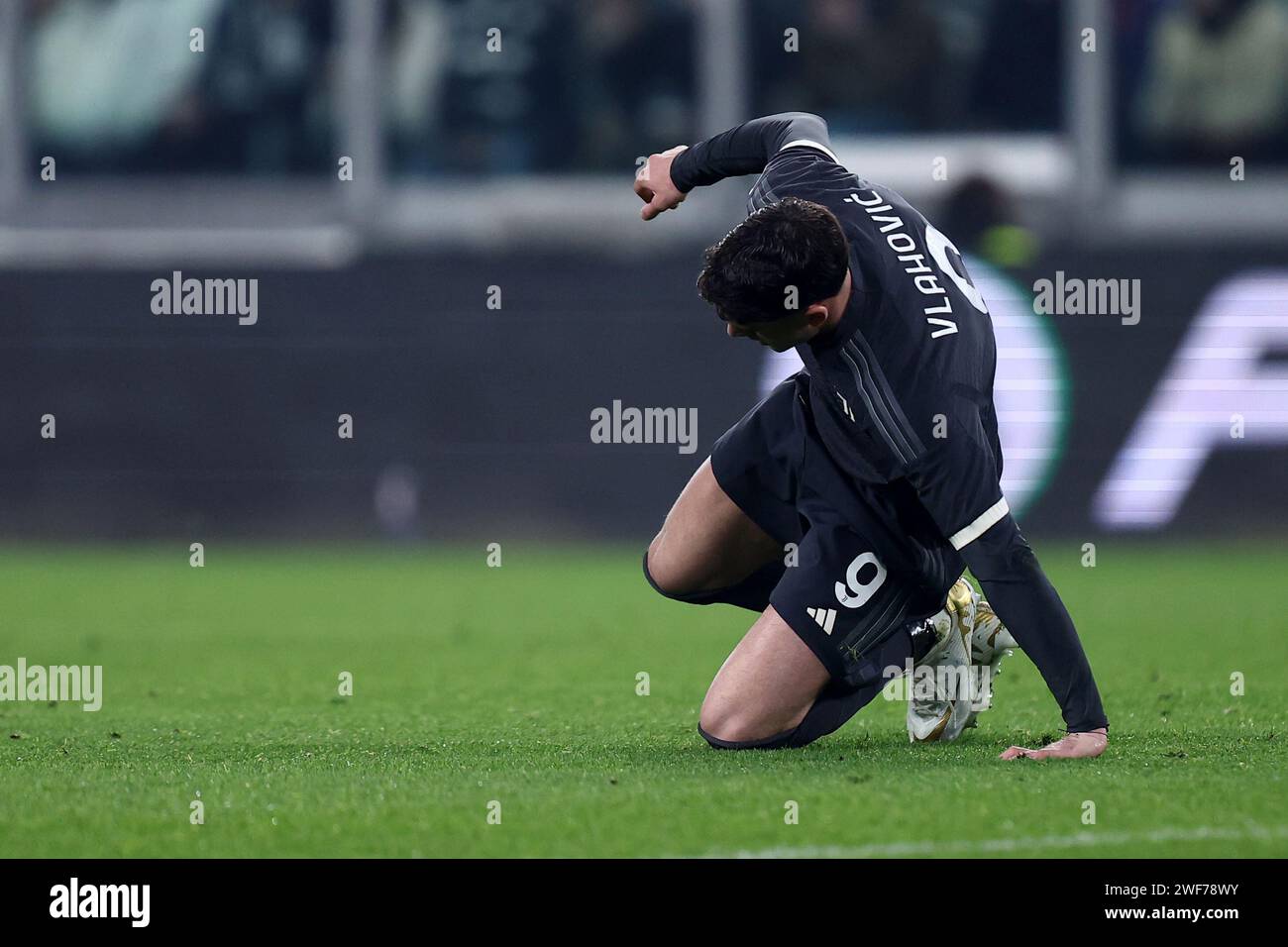 Dusan Vlahovic della Juventus FC si trova in bilico durante la partita di serie A tra Juventus FC e Empoli FC allo stadio Allianz il 27 gennaio 2024 a Torino. Foto Stock