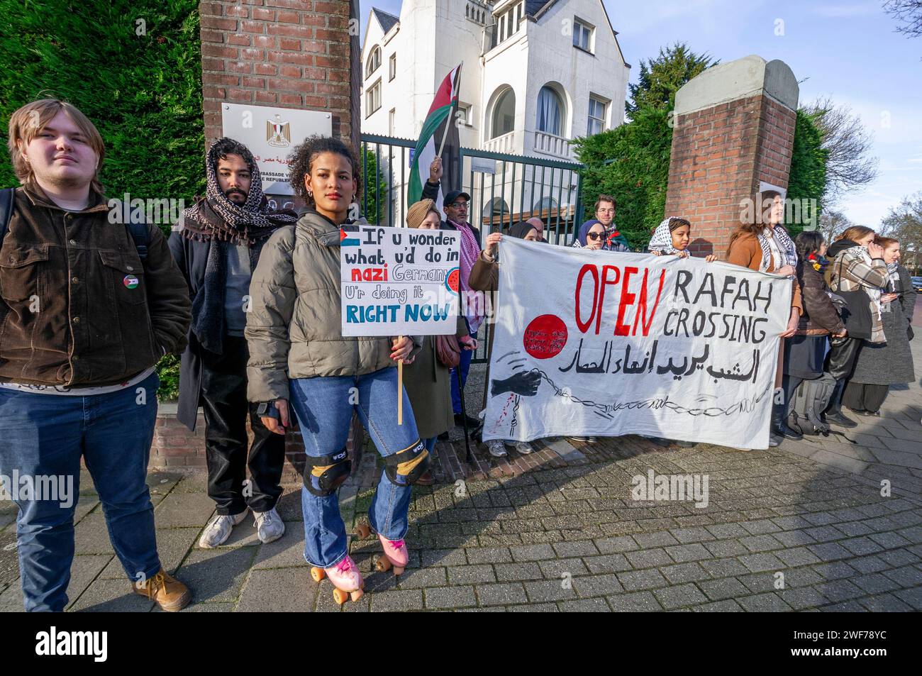 Ambasciata egiziana, Badhuisweg 92, l'Aia, Paesi Bassi. Domenica 28 gennaio 2024. I palestinesi e i loro sostenitori, che contano circa 45 persone, hanno tenuto oggi pomeriggio una piccola ma molto forte manifestazione fuori dall'ambasciata egiziana a l'Aia: "Open Rafah Crossing”. Chiesero che gli arthuriti egiziani aprissero il confine di Rafah che separa Palestina ed Egitto, permettendo l'ingresso di aiuti di emergenza e il trattamento dei feriti palestinesi da parte delle forze israeliane della Défense (IDF). I morti dall'inizio della guerra ora numero 26.422. Credito: Charles M Vella/Alamy Live News Foto Stock