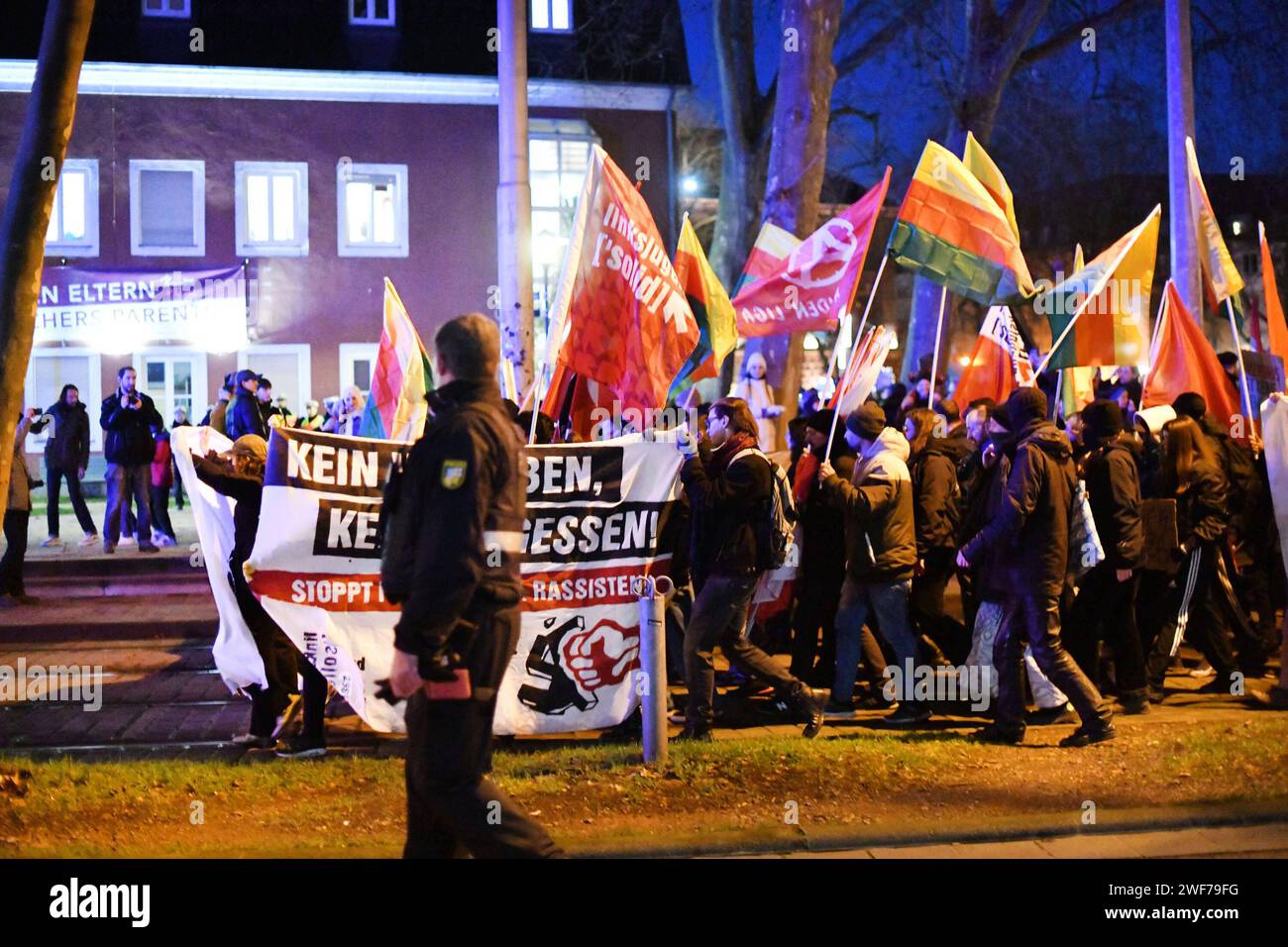 Saarbrücken bub Erneut versammelten sich zahlreiche Menschen in Saarbrücken, um gemeinsam unter dem motto gegenjedenfaschismus ein Zeichen gegen rechts zu setzen. AM frühen Freitagabend trafen sich rund 3500 Menschen auf dem Landwehrplatz in Saarbrücken, um in einem Demonstrationszug zum Schloss zu ziehen, wo am Abend ein Bürgerdialog der AfD Rheinland-Pfalz/Saarland stattfand. Teilnehmende Gruppen kamen unter anderem von Fridays for Future, Greenpeace, Omas gegen rechts, der Linksjugend, den Jusos und der Grüne Jugend. Wie auch bei den ersten beiden Demonstrationen, zuletzt am vergangenen son Foto Stock