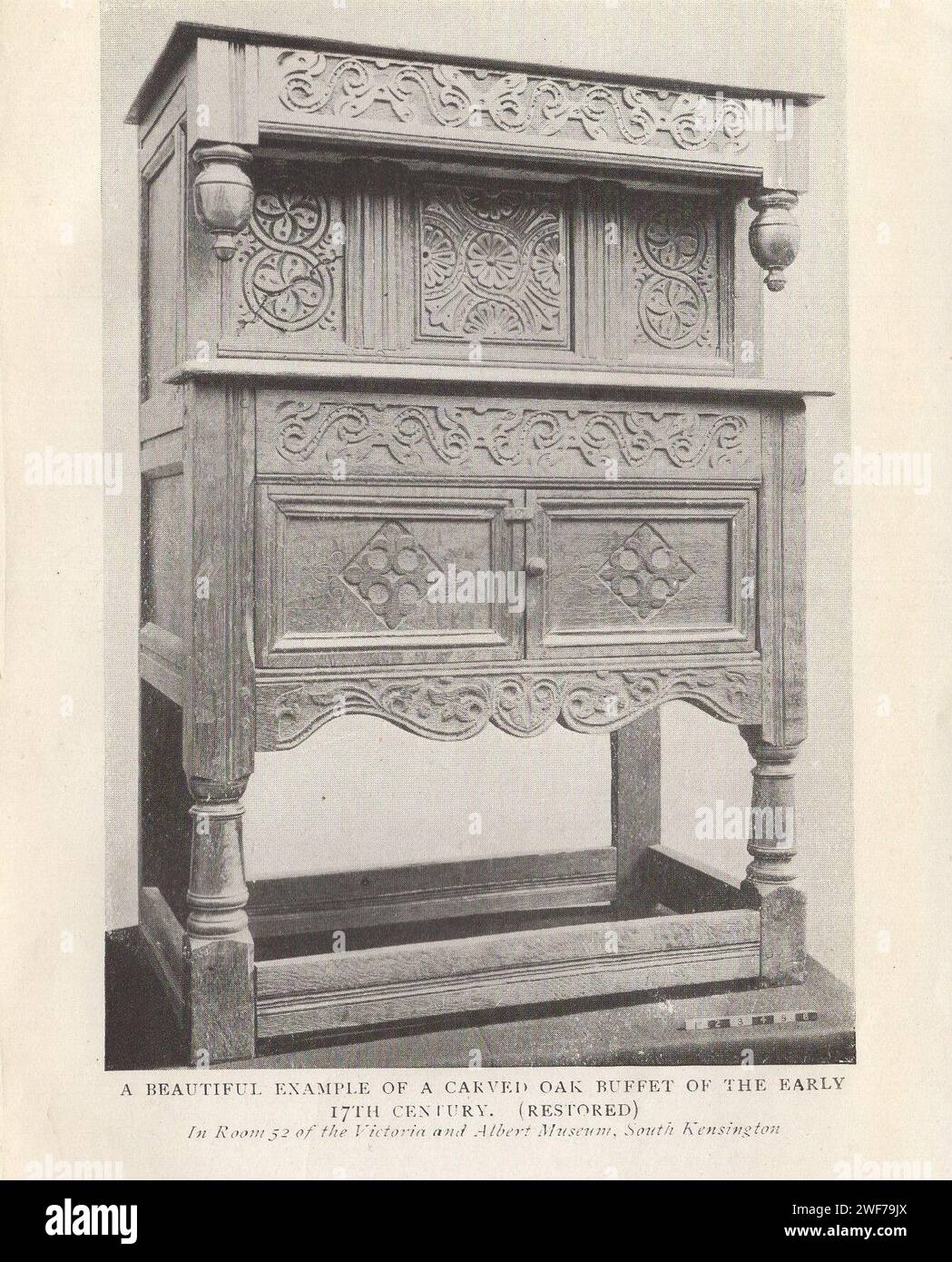 Il collezionista di mobili : vecchi mobili inglesi del XVII & XVIII secoli. Pubblicato dal libro di Herbert Jenkins un'introduzione allo studio degli stili inglesi del XVII e XVIII secolo da Edward W. Gregory con 55 illustrazioni di pezzi tipici di mobili provenienti da collezioni pubbliche e private. Un bell'esempio di buffet di querce intagliate dei primi del XVII secolo (restaurato) nella sala 52 del Victoria and Albert Museum, South Kensington Foto Stock