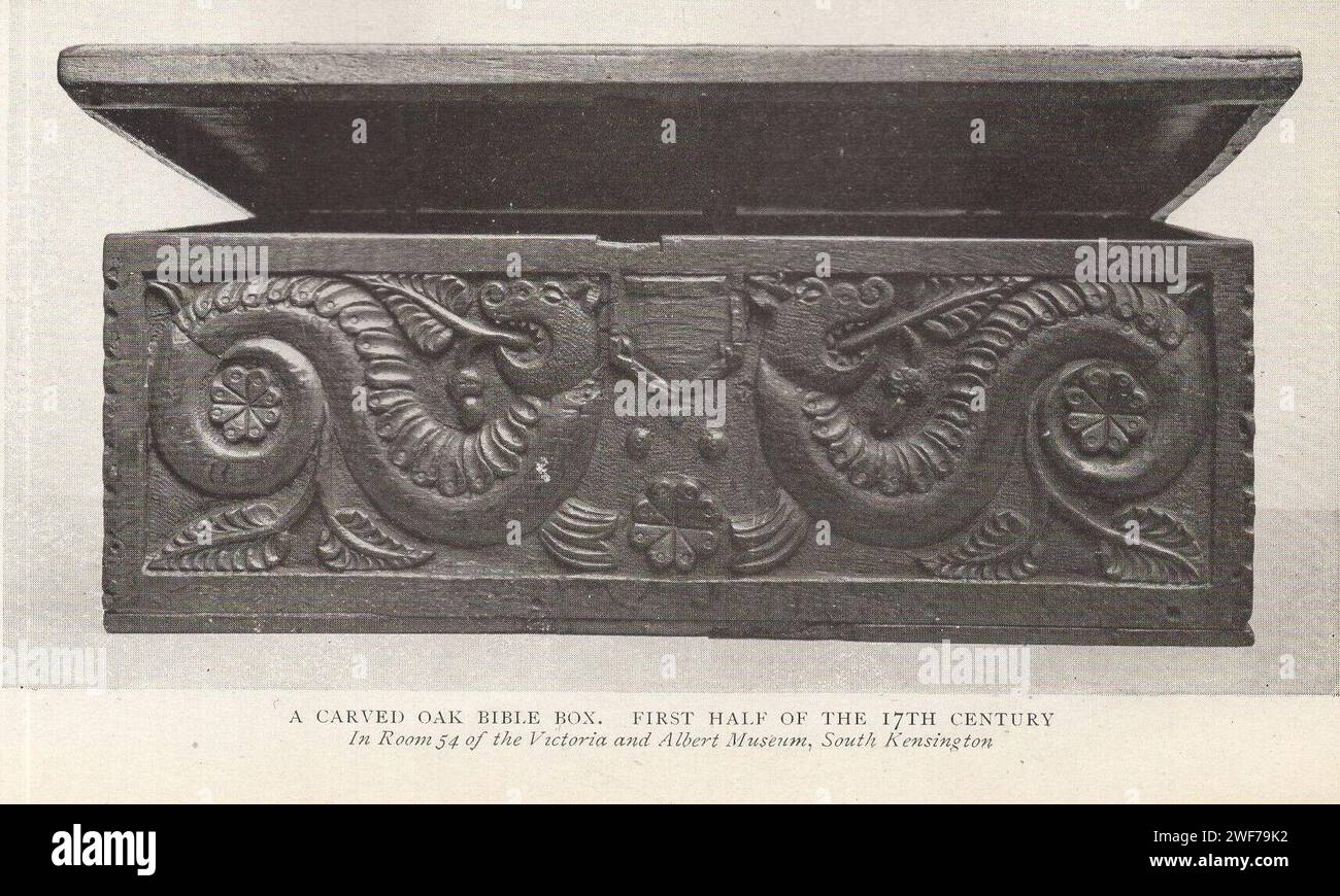 Il collezionista di mobili : vecchi mobili inglesi del XVII & XVIII secoli. Pubblicato dal libro di Herbert Jenkins un'introduzione allo studio degli stili inglesi del XVII e XVIII secolo da Edward W. Gregory con 55 illustrazioni di pezzi tipici di mobili provenienti da collezioni pubbliche e private. Una scatola della Bibbia di quercia intagliata. prima metà del xvii secolo. Nella stanza 54 del Victoria and Albert Museum, South Kensington Foto Stock