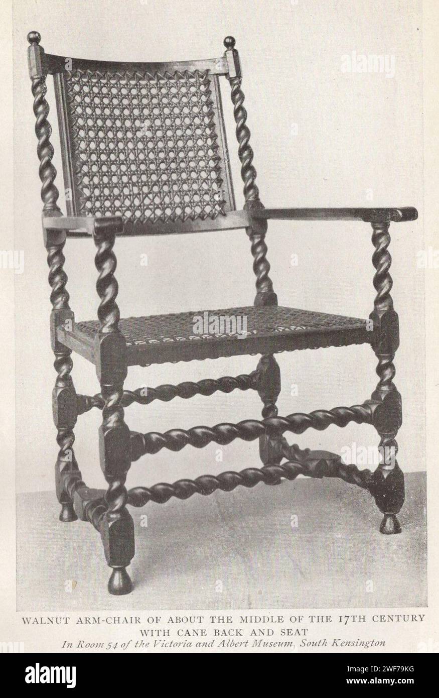 Il collezionista di mobili : vecchi mobili inglesi del XVII & XVIII secoli. Pubblicato dal libro di Herbert Jenkins un'introduzione allo studio degli stili inglesi del XVII e XVIII secolo da Edward W. Gregory con 55 illustrazioni di pezzi tipici di mobili provenienti da collezioni pubbliche e private. Poltrona in noce di circa metà del XVII secolo con schienale e seduta in canna. Nella stanza 54 del Victoria and Albert Museum, South Kensington Foto Stock