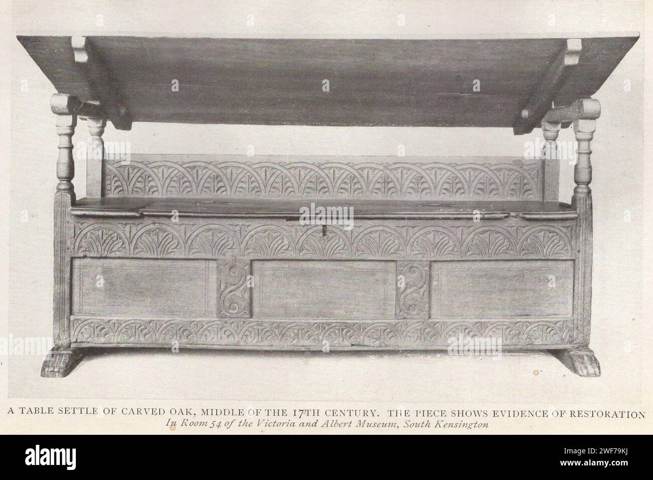 Il collezionista di mobili : vecchi mobili inglesi del XVII & XVIII secoli. Pubblicato dal libro di Herbert Jenkins un'introduzione allo studio degli stili inglesi del XVII e XVIII secolo da Edward W. Gregory con 55 illustrazioni di pezzi tipici di mobili provenienti da collezioni pubbliche e private. una tavola di quercia intagliata, metà del xvii secolo. Il pezzo mostra prove di restauro. Nella stanza 54 del Victoria and Albert Museum, South Kensington Foto Stock