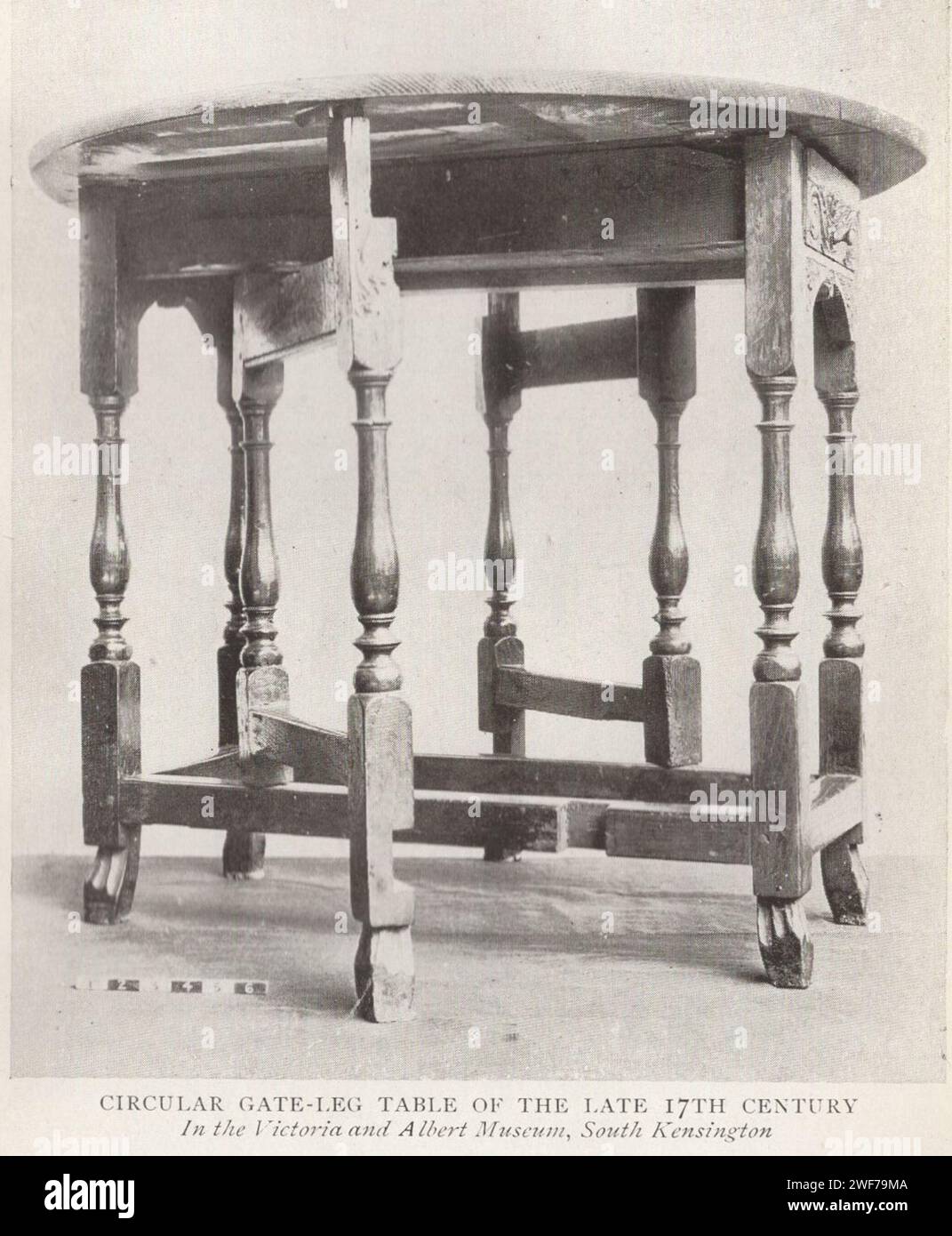 Il collezionista di mobili : vecchi mobili inglesi del XVII & XVIII secoli. Pubblicato dal libro di Herbert Jenkins un'introduzione allo studio degli stili inglesi del XVII e XVIII secolo da Edward W. Gregory con 55 illustrazioni di pezzi tipici di mobili provenienti da collezioni pubbliche e private. Tavolo circolare per le gambe del tardo XVII secolo nel Victoria and Albert Museum, South Kensington Foto Stock