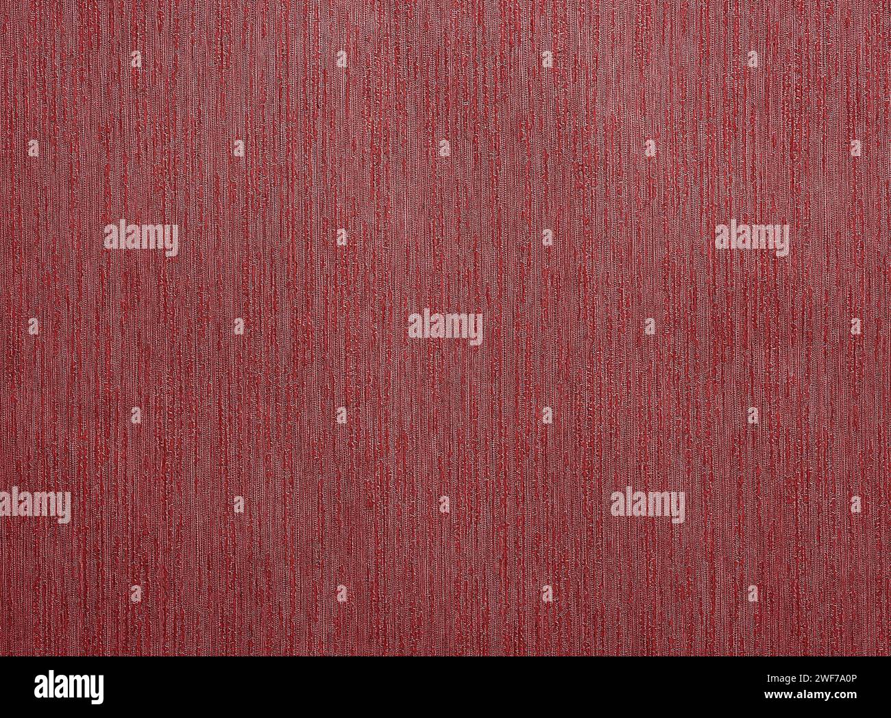 Sfondo rosso astratto con trama grunge o sfondo con linee verticali. Carta da parati con un look vintage ruvido, resistente agli agenti atmosferici e grunge. Spazio copia per de Foto Stock