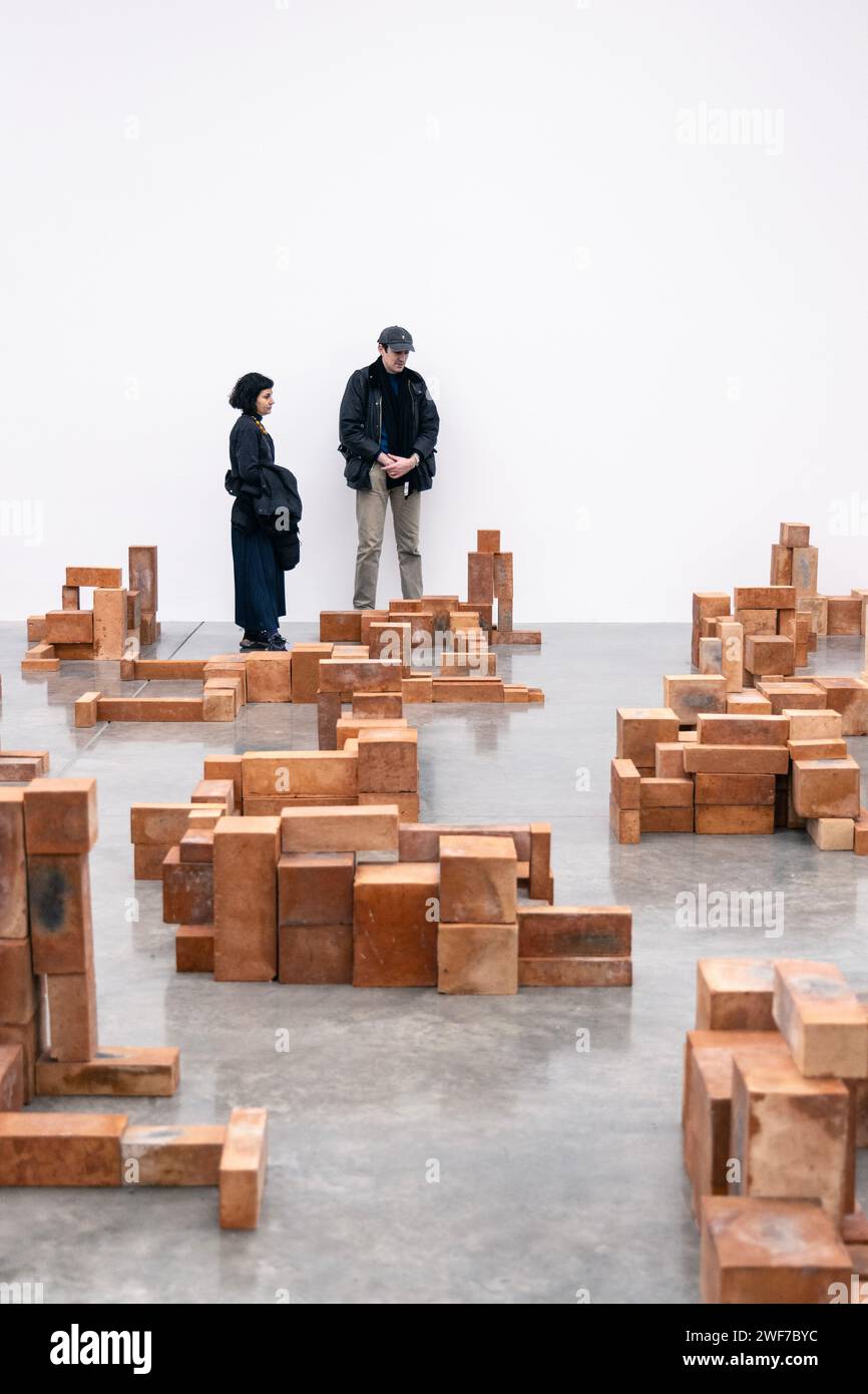 Visitatori che guardano la scultura "Resting Place" (2023) alla mostra "Body Politic" Antony Gormley alla galleria White Cube, Londra, Inghilterra Foto Stock