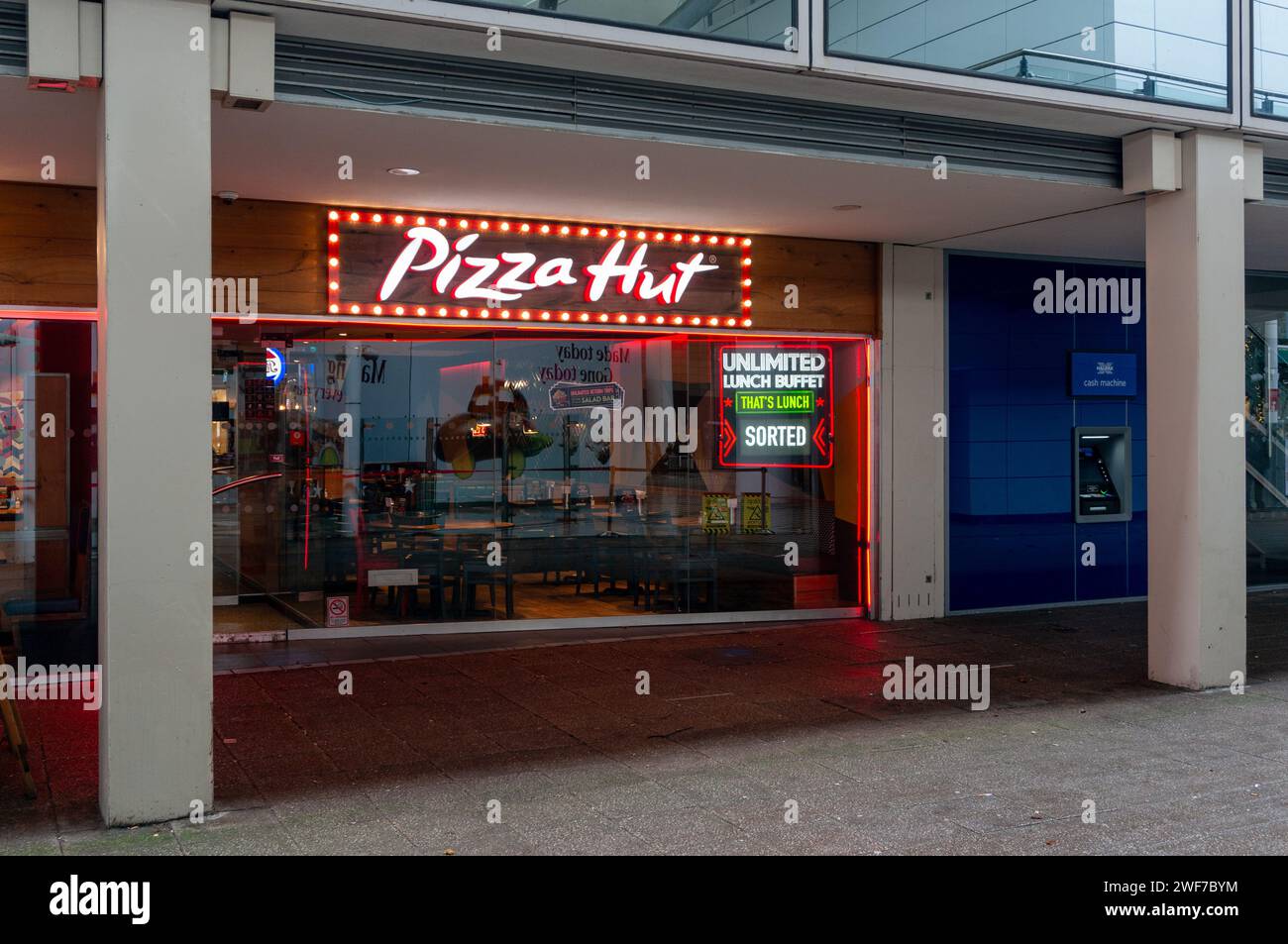Esterno del ristorante Pizza Hut, Centre MK. Milton Keynes, Regno Unito Foto Stock