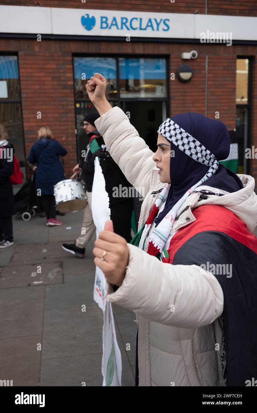 Giornata d’azione per la Palestina – cessate di armare Israele – manifestanti che chiedono di boicottare la filiale di Barclays Bank a East London, Whitechapel, Tower Hamlets, Foto Stock