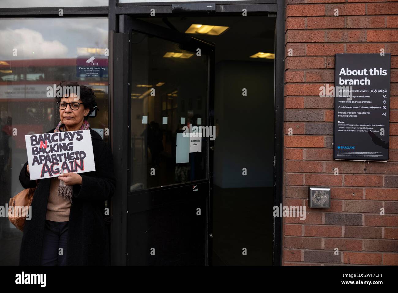 Giornata d’azione per la Palestina – cessate di armare Israele – manifestanti che chiedono di boicottare la filiale di Barclays Bank a East London, Whitechapel, Tower Hamlets, Foto Stock