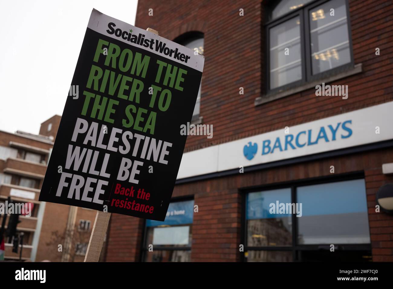 Giornata d’azione per la Palestina – cessate di armare Israele – manifestanti che chiedono di boicottare la filiale di Barclays Bank a East London, Whitechapel, Tower Hamlets, Foto Stock