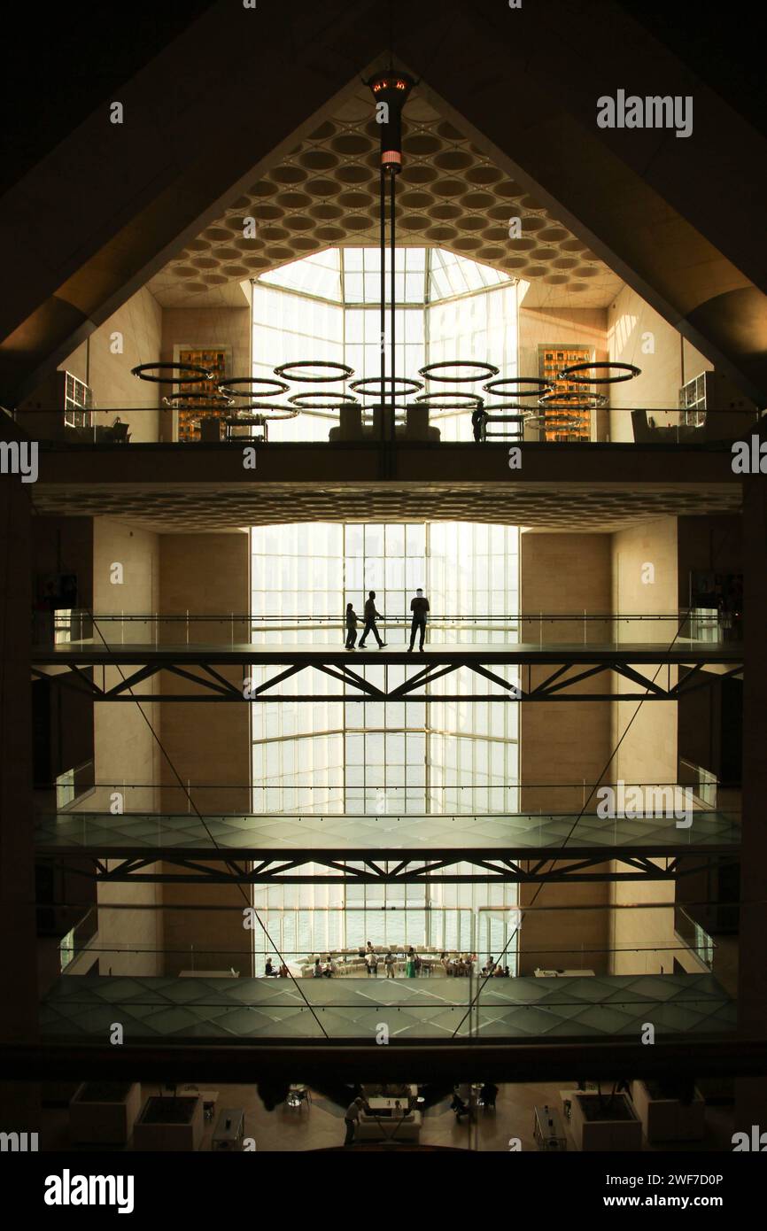 Interni mozzafiato del Museo d'Arte Islamica di Doha Foto Stock