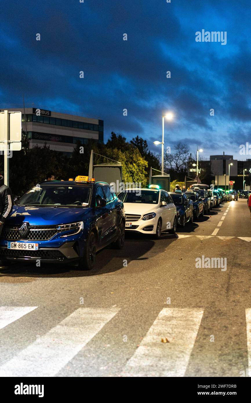 Tolosa, Francia. 29 gennaio 2024. Lunedì 29 gennaio, una nuova dimostrazione di taxi organizzata dall'Unione degli artigiani taxi di Tolosa e dell'alta Garonna, a sostegno del movimento degli agricoltori. Al centro delle richieste degli artigiani di taxi: Il rinvio della firma del nuovo accordo CPAM (Primary Health Insurance Fund), che dovevano firmare prima del 1° febbraio, e la chiarificazione dei prezzi. I taxi denunciano anche l'obbligo di trasporto medico condiviso. 29 gennaio 2024 all'aeroporto di Tolosa - Blagnac. Foto di Alexis Jumeau/ABACAPRESS.COM credito: Abaca Press/Alamy Live News Foto Stock