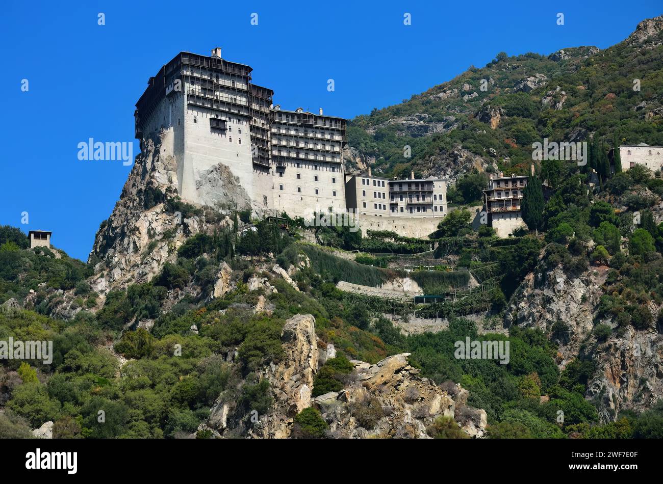 Il monastero di Simonopetra è arroccato su un pittoresco pendio di montagna sul Monte Athos, Grecia Foto Stock