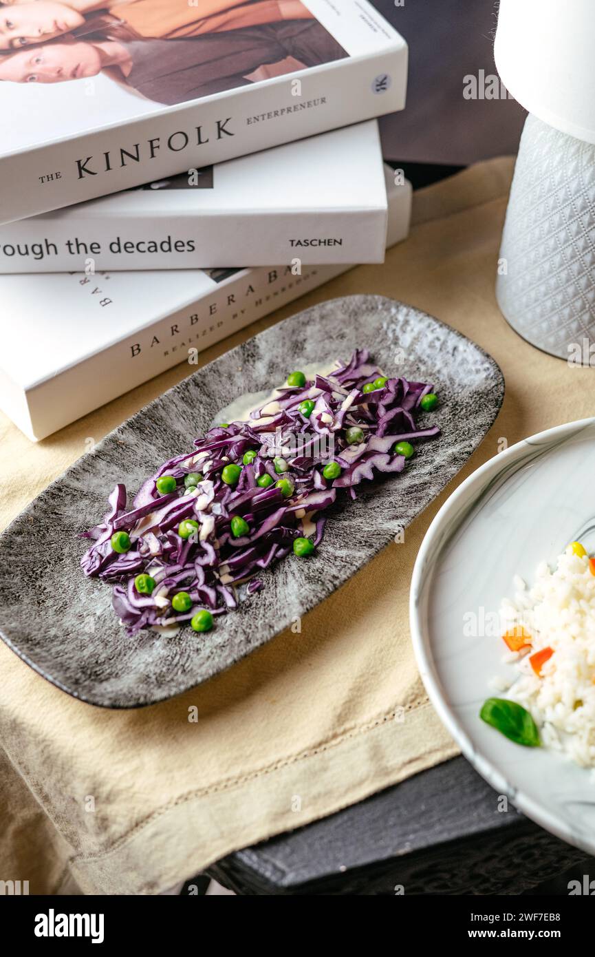 insalata di cavolo viola con salsa su un piatto Foto Stock