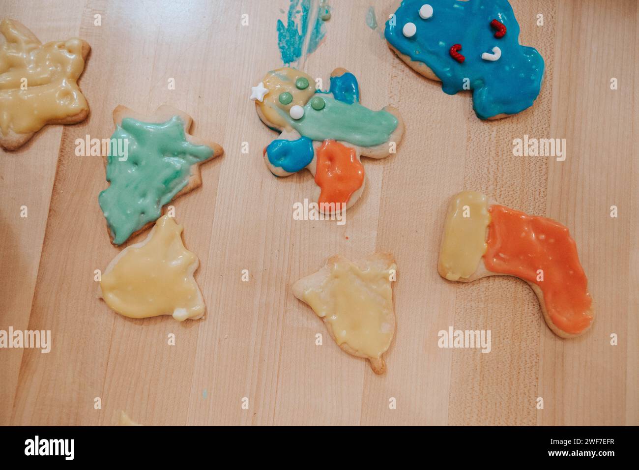 Biscotti con zucchero appena glassati per bambini, dolce gioia in cucina Foto Stock